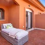 Hébergement de vacances In With Outdoor Swimming Pool *